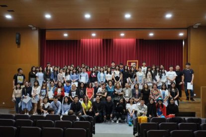 Foto de familia de los estudiantes chinos y taiwaneses que han recibido los diplomas 2016-2017 de la URV.