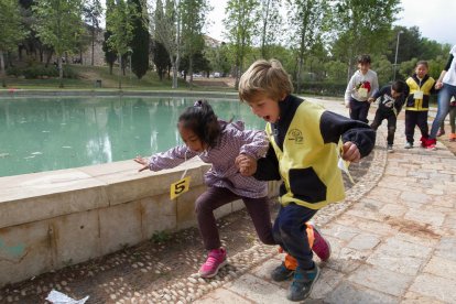 Alumnos del Saavedra haciendo actividades en el Camp de Mart.