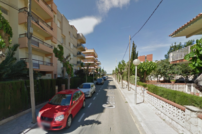 El joven se cayó cuando bajaba por la fachada de un edificio situado a la calle Cambrils de Salou.