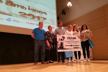 Marta Ibáñez, Núria Carbonell y Ariadna Raurich, del Col·legi Sagrat Cor, recogiendo el premio al mejor proyecto.