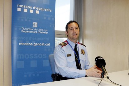 Pla mig del cap de la Unitat Regional de Proximitat i Atenció al Ciutadà (URPAC) al Camp de Tarragona, el sotsinspector Raül Aguilar, durant l'entrevista amb l'ACN. Imatge publicada el 26 d'abril del 2017