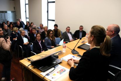 La subdirectora general de Salut Pública, Mercè Bieto, amb el delegat del Govern a Tarragona, Òscar Peris, davant dels assistents a la primera reunió del consell consultiu de salut pública del Camp de Tarragona, el 23 de febrer del 2017