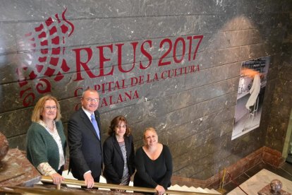 Imagen del alcalde de Reus, Carles Pellicer, la vicepresidenta de la CCMA, la concejala de Cultura y la comisaria de la CCC Reus 2017