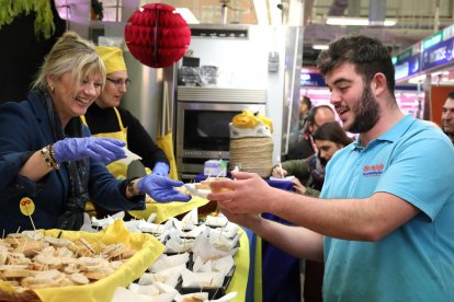 Los tarraconenses han disfrutado de una cata de butifarra de huevo, típica del Dijous Gras.