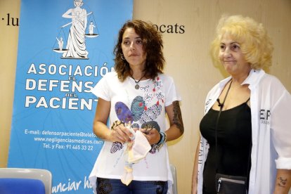 Plano medio de la madre del feto muerto en el Hospital Joan XXIII, Mònica Ramos, con la presidenta del 'Defensor del Paciente', Carmen Flores.