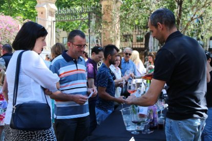 Pla mig de diversos consumidors de la DO Catalunya fent un tast a Reus. Imatge del 20 de maig de 2017