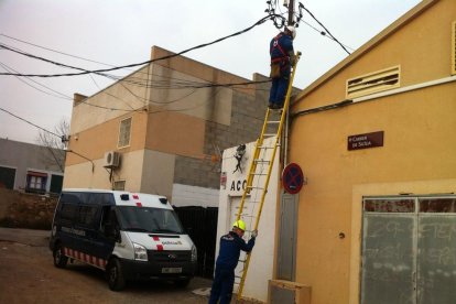 Operarios en el exterior de la nave donde han tenido lugar los hechos, ubicada en el número 1 de la calle Sicília.