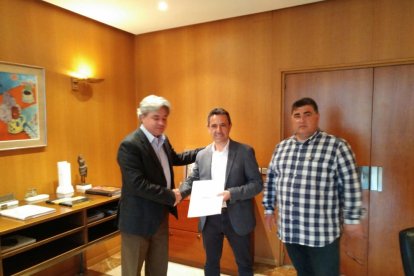 L'alcalde de Móra la Nova, Francesc Xavier Moliné, i el regidor d'Urbanisme, Carlos Trinchan, lliurant el document consensuat dels alcaldes de l'R15 al subdelegat del govern espanyol a Tarragona, Jordi Sierra. Imatge del 26 d'abril de 2017 (horitzontal)