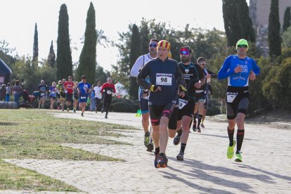 Alguns dels corredors, durant l'inici de la cursa.