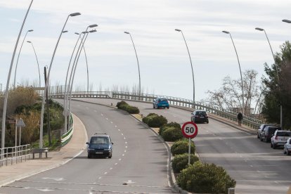 Circulación de vehículos por la autovía de Bellisens, ayer.