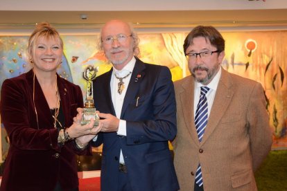 Elvira Ferrando y Joan Blázquez sostienen el trofeo de los Premios Foro Comercio.