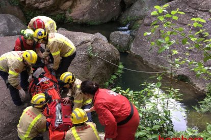 Plano abierto de los servicios de emergencias rescatando a la víctima.