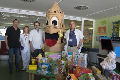 El momento de la entrega del material para los niños.