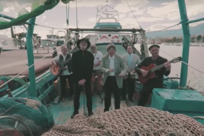 El videoclip ha sido rodado en Sant Carles de la Ràpita, pueblo del desaparecido poeta.