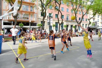 Imagen de uno de los partidos disputados en las pistas habilitadas en la rambla Nova.