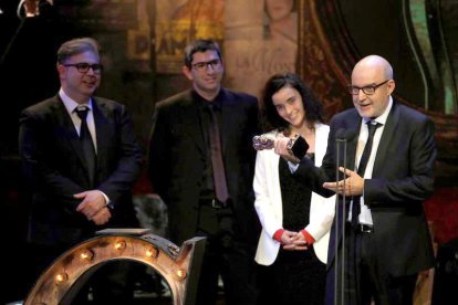 Imagen del equipo de 'Timecode' recogiendo el galardón en la gala del cine catalán.