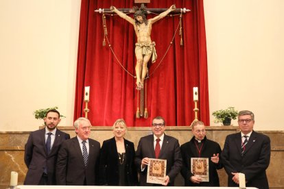 La portada de la revista tiene como protagonista el primer escudo de la congregación.