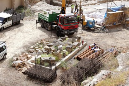 En primer terme, les peces de la càvea i, al fons, instal·lació de la màquina perforadora.