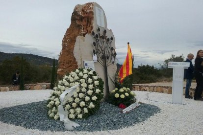 Las rosas se han depositado sobre el árbol de hierro forjado del monolito instalado en el punto donde tuvo lugar el accidente.