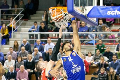 El jugador anotant una cistella durant el partit.