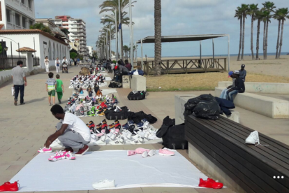 Imatge de nombroses 'parades' de top manta al passeig marítim de Coma-ruga.