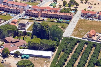 En primer terme, el restaurant l'Encanteri i la polèmica instal·lació on se celebren banquets.