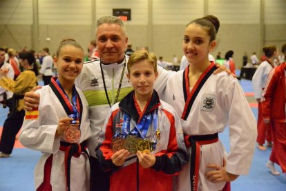 Los deportistas del gimnasio de Reus con las medallas conseguidas.