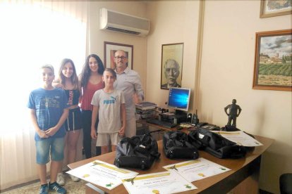 D'esquerra a dreta: Isaac Vives, Ainhoa Rivero, Nadia Garrido, Kevin Rivero i l'alcalde de Banyeres, Amadeu Benach