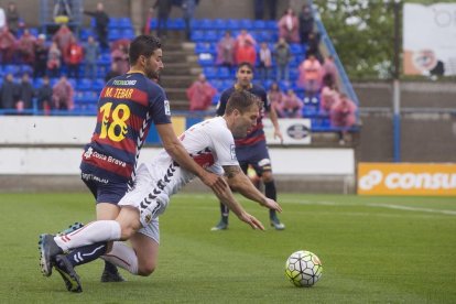 Tébar, a l'esquerra amb el dorsal 18, en un partit de la seva etapa al Llagostera, davant el Nàstic.