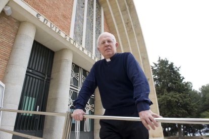 El pare Mario Buonano, al Santuari de Loreto, des d'on es gestiona el Telèfon de l'Amistat.