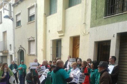 Imatge dels membres de la PAH Baix Gaià protestant davant l'Ajuntament de la POble de Montornès.