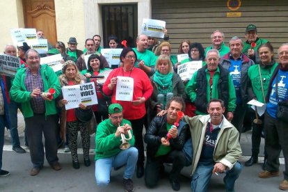 Miembros de la PAH Bajo Gaià que han participado en la protesta.