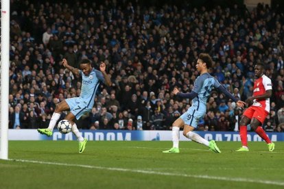 Sané, al centre de la imatge, durant el partit de Champions.