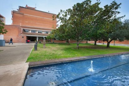 Imatge de l'exterior de la biblioteca de Vila-seca.