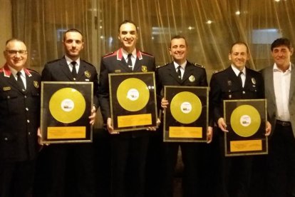 Los miembros de las policías locales premiados con su galardón.