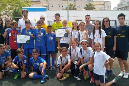 Fotografia de família dels jugadors dels dos centres que participaran a la final.