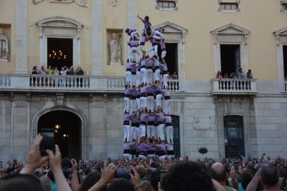 9de8 de la Colla Jove Xiquets de Tarragona descarregat a la tercera ronda durant la diada de Sant Joan.