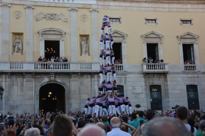 4de9f de la Colla Jove Xiquets de Tarragona descarregat a la segona ronda durant la diada de Sant Joan.