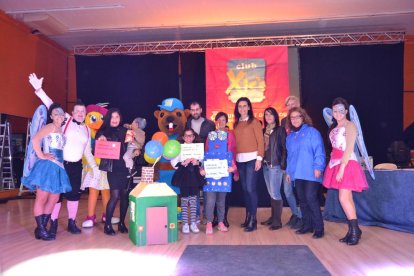 El jurat i els premiats del concurs de disfresses del Carnaval Xic's.