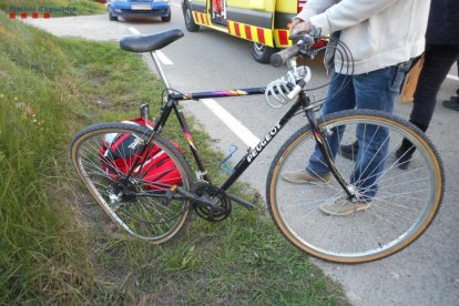 Així va quedar la bicicleta després del xoc.