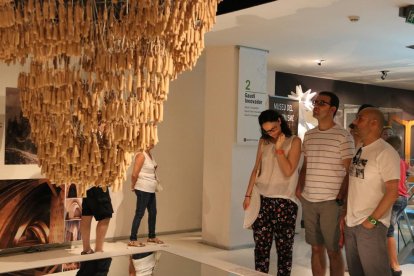 Uns visitants observen la maqueta funicular al Gaudí Centre. Imatge del 25 de juny de 2017