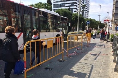 El EMT prevé que la instalación de las nuevas marquesinas quede terminada este mes de marzo.