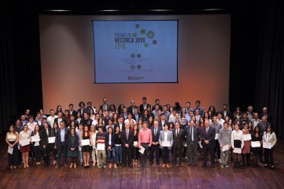 Fotografía de familia de los premiados de toda Cataluña en el acto de entrega.