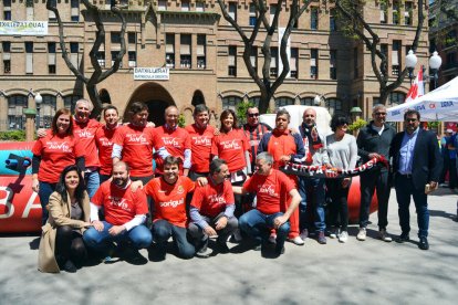 Los políticos participantes en el partido de futbolín humano.