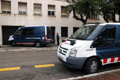 Furgons policials davant els jutjats de Tarragona, en una imatge d'arxiu.