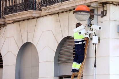 Un operari treballava, fa una setmana, en les càmeres de la cruïlla de plaça dels Carros i Apodaca.