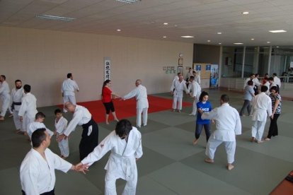 Els participants mentre practiquen Aikido.