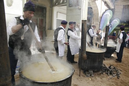 Cuinant l'escudella en grans olles.