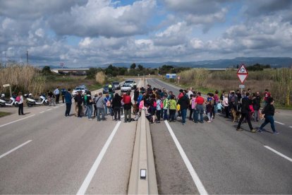 El grup que ha participat en la caminada reivindicativa ha tallat la carretera.