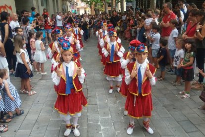 Els nens i nenes que formen part del Ball de la Primera passant ahir pel Pati durant el Tombet.